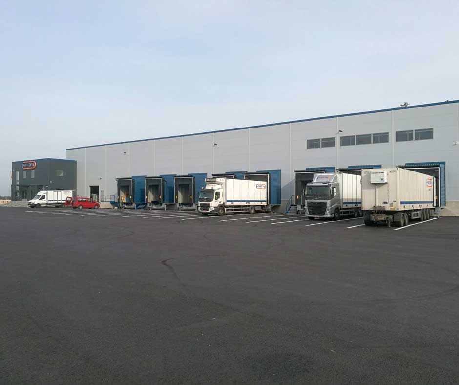 Logistikcentret i Pirkkala värms upp och kyls ner med Gebwells värmepumpar
